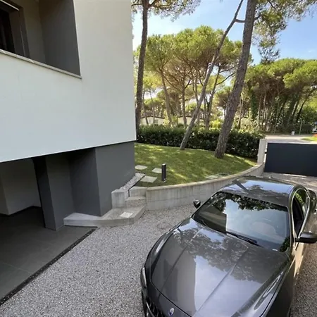 Spacious, Comfortable And Recently Renovated Single Villa In Lignano Riviera Hotel 4*