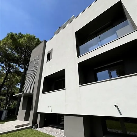 Spacious, Comfortable And Recently Renovated Single Villa In Lignano Riviera Hotel 4*