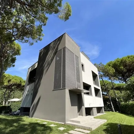 Hotel Spacious, Comfortable And Recently Renovated Single Villa In Lignano Riviera